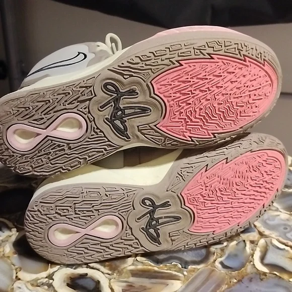 Boy's Kyrie Irving Infinity Sneakers - Picture 5 of 5